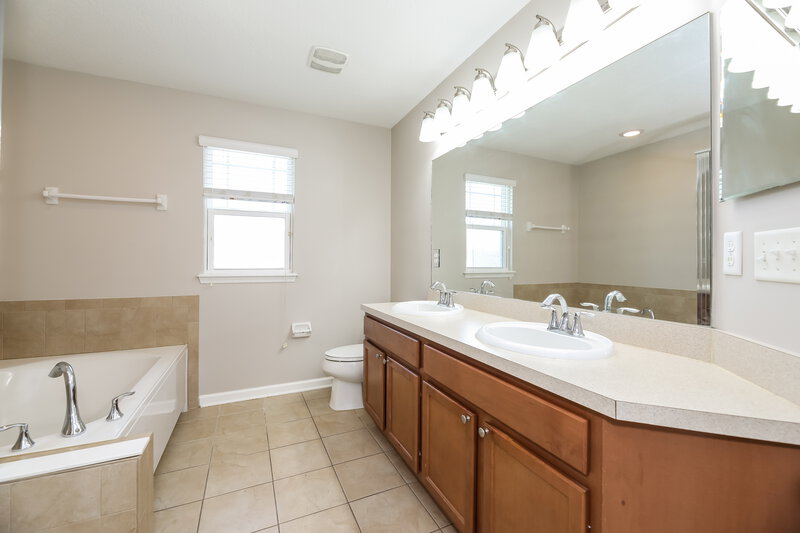 1,990/Mo, 490 Vineyard Ln Orange Park, FL 32073 Bathroom View 2