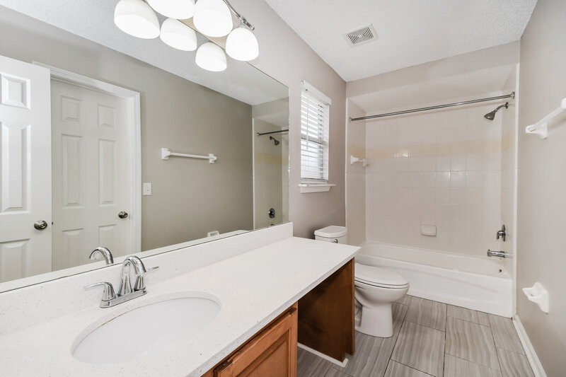 2,630/Mo, 3664 Arava Dr Green Cove Springs, FL 32043 Main Bathroom View