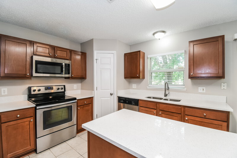2,280/Mo, 8809 Shindler Crossing Dr Jacksonville, FL 32222 Kitchen View 2