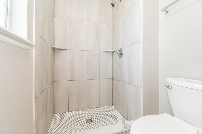 2,280/Mo, 8809 Shindler Crossing Dr Jacksonville, FL 32222 Main Bathroom View 2