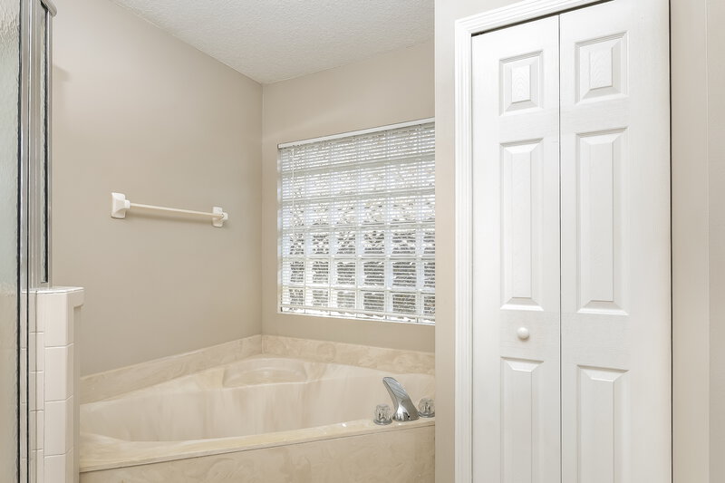 1,875/Mo, 7941 Collins Bay Ct Jacksonville, FL 32244 Main Bathroom View