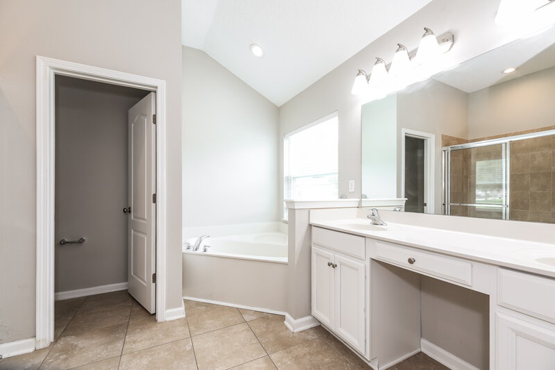 2,230/Mo, 11025 Snowbrook Ct Jacksonville, FL 32221 Main Bathroom View