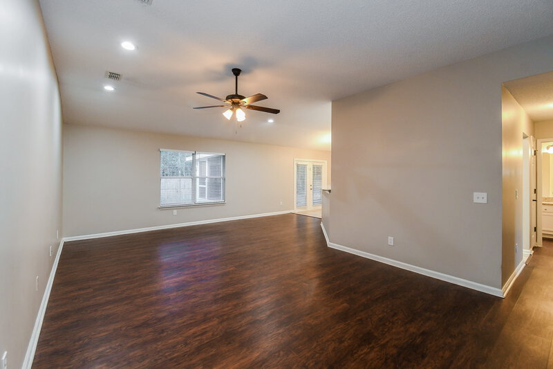 1,925/Mo, 10994 Union Pacific Dr S Jacksonville, FL 32246 Living Room View 2