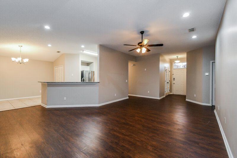 1,925/Mo, 10994 Union Pacific Dr S Jacksonville, FL 32246 Living Room View 3