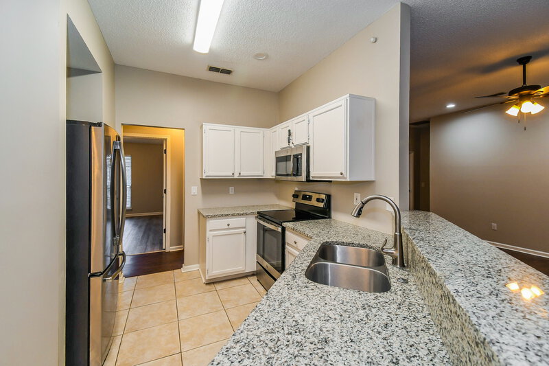 1,925/Mo, 10994 Union Pacific Dr S Jacksonville, FL 32246 Kitchen View 2