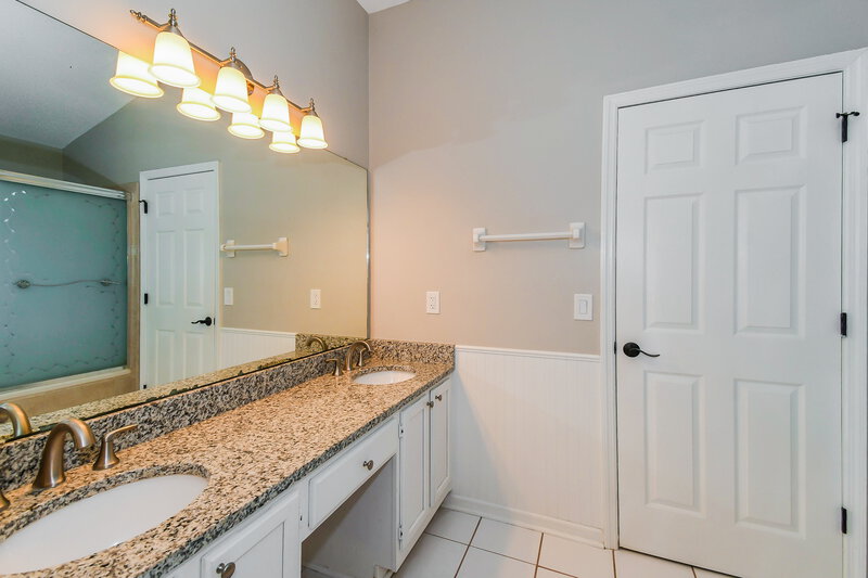 1,925/Mo, 10994 Union Pacific Dr S Jacksonville, FL 32246 Main Bathroom View