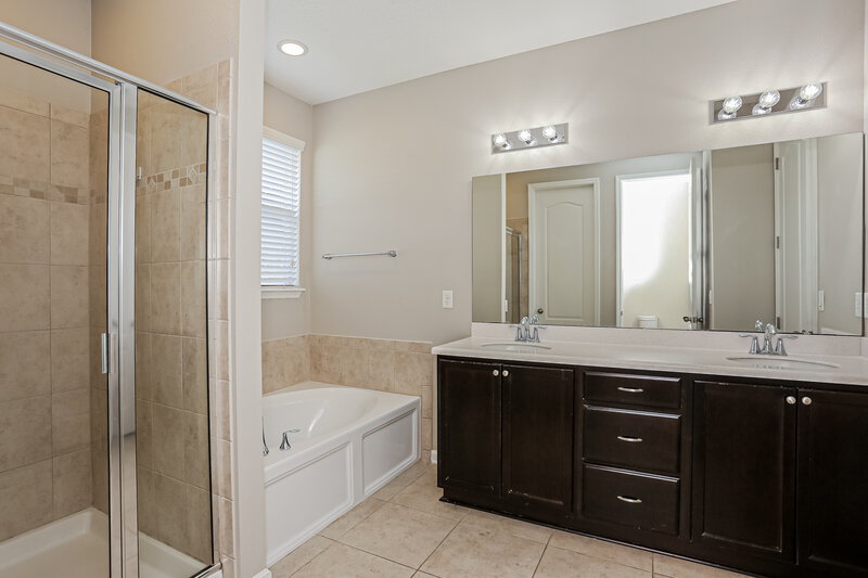 0/Mo, 15889 Lexington Park Blvd Jacksonville, FL 32218 Main Bathroom View