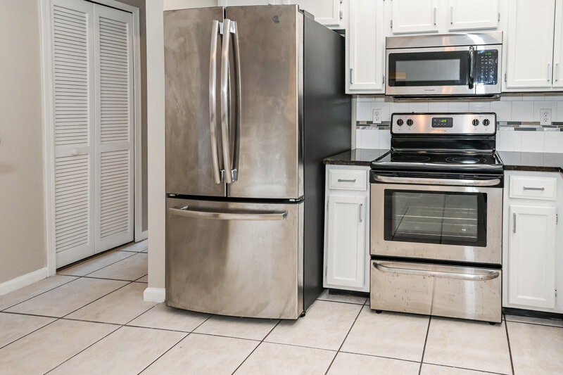 1,850/Mo, 1225 Peabody Dr E Jacksonville, FL 32221 Kitchen View 2