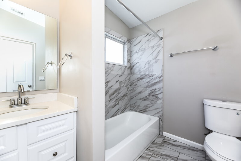 1,895/Mo, 7619 Pimmit Hills Dr Jacksonville, FL 32244 Main Bathroom View