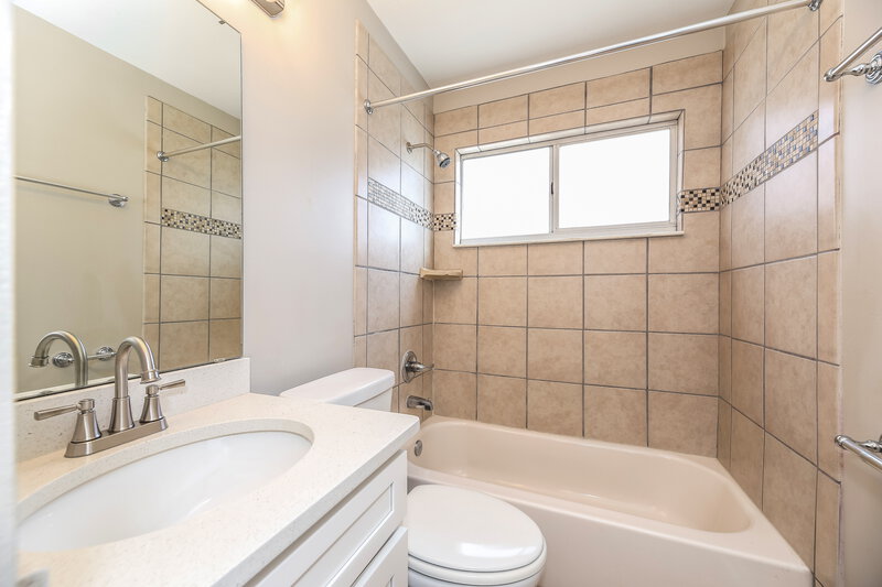 1,895/Mo, 7619 Pimmit Hills Dr Jacksonville, FL 32244 Bathroom View