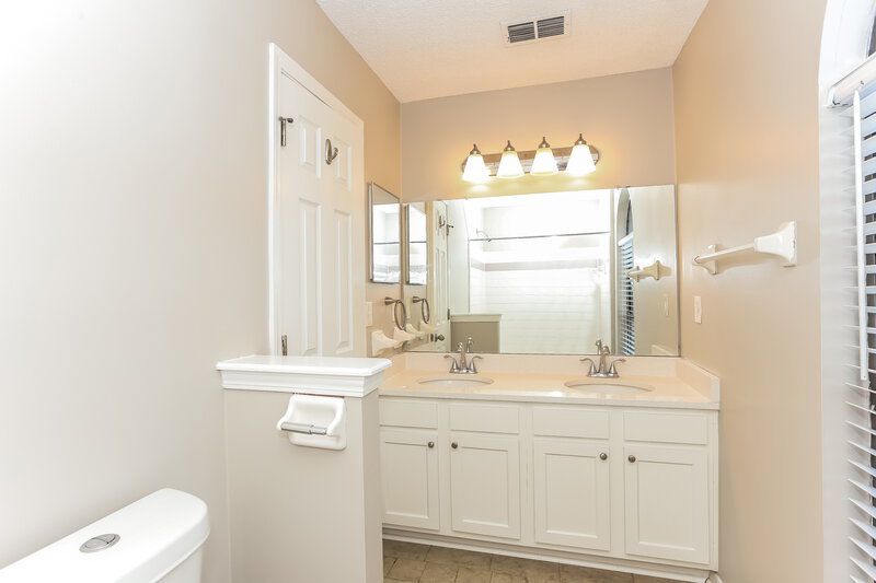2,240/Mo, 248 Carriann Cove Trail W Jacksonville, FL 32225 Main Bathroom View 2