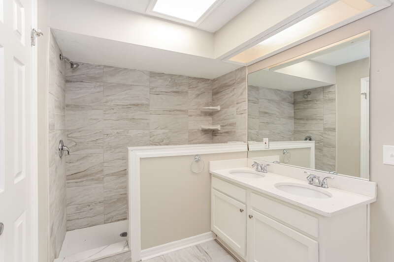 1,600/Mo, 7019 Cane Grass Ln W Jacksonville, FL 32244 Main Bathroom View