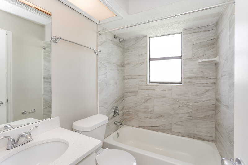 1,600/Mo, 7019 Cane Grass Ln W Jacksonville, FL 32244 Bathroom View