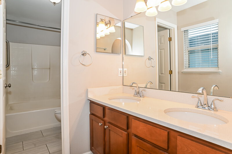 2,310/Mo, 65 Reeding Ridge Dr W Jacksonville, FL 32225 Main Bathroom View