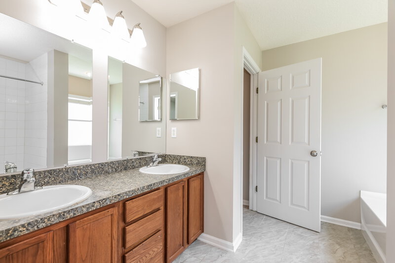 2,150/Mo, 1033 Bains Lake Dr Jacksonville, FL 32218 Main Bathroom View