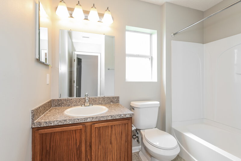 2,150/Mo, 1033 Bains Lake Dr Jacksonville, FL 32218 Bathroom View