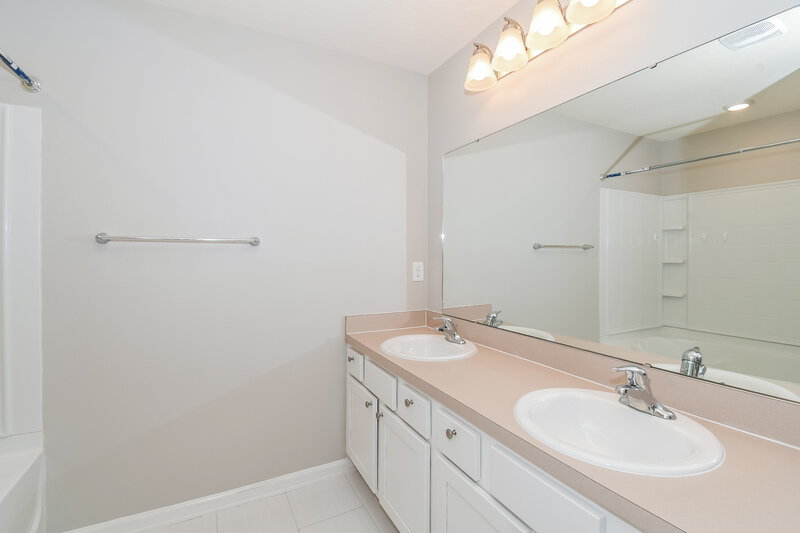 1,960/Mo, 1916 Applegate Ln Middleburg, FL 32068 Main Bathroom View