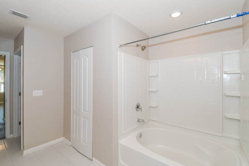 1,960/Mo, 1916 Applegate Ln Middleburg, FL 32068 Main Bathroom View 2