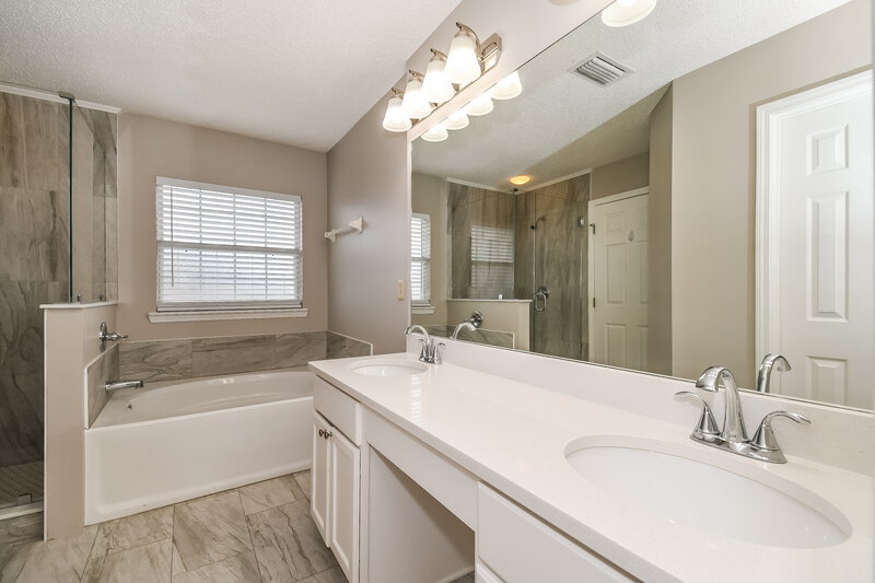 2,040/Mo, 509 Fallen Timbers Dr Orange Park, FL 32073 Main Bathroom View