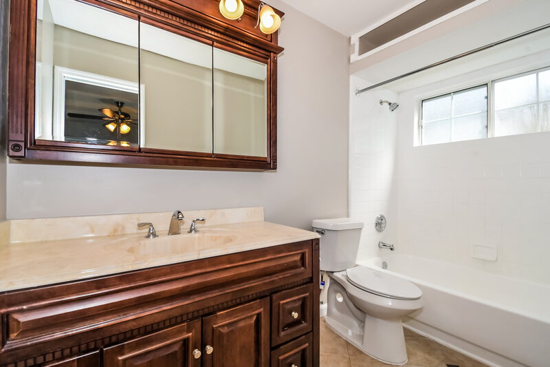 2,000/Mo, 9556 Glenn Abbey Way Jacksonville, FL 32256 Main Bathroom View