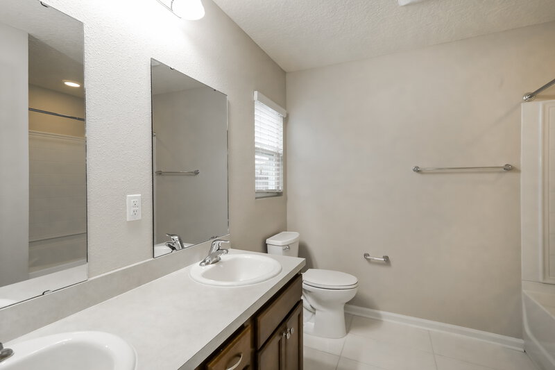 1,770/Mo, 2073 Pebble Point Dr Green Cove Springs, FL 32043 Main Bathroom View