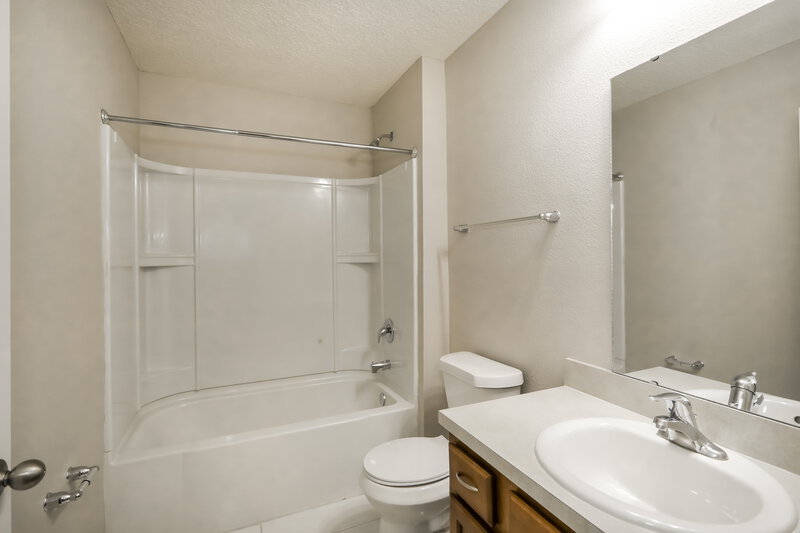 1,770/Mo, 2073 Pebble Point Dr Green Cove Springs, FL 32043 Bathroom View