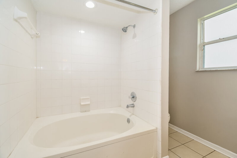1,675/Mo, 9082 Sable Ridge Ct Jacksonville, FL 32244 Main Bathroom View 2