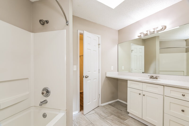 2,155/Mo, 12725 Serenade Cir N Jacksonville, FL 32225 Main Bathroom View