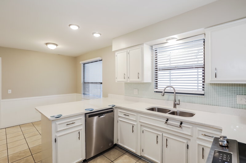 2,075/Mo, 320 Foxridge Rd Orange Park, FL 32065 Kitchen View