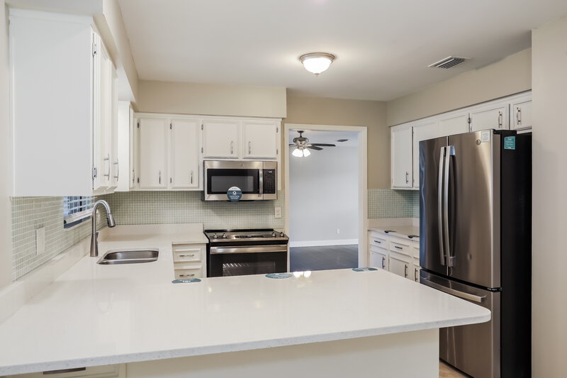 2,075/Mo, 320 Foxridge Rd Orange Park, FL 32065 Kitchen View 2
