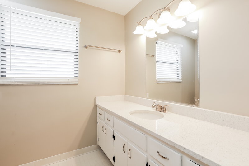 2,075/Mo, 320 Foxridge Rd Orange Park, FL 32065 Main Bathroom View