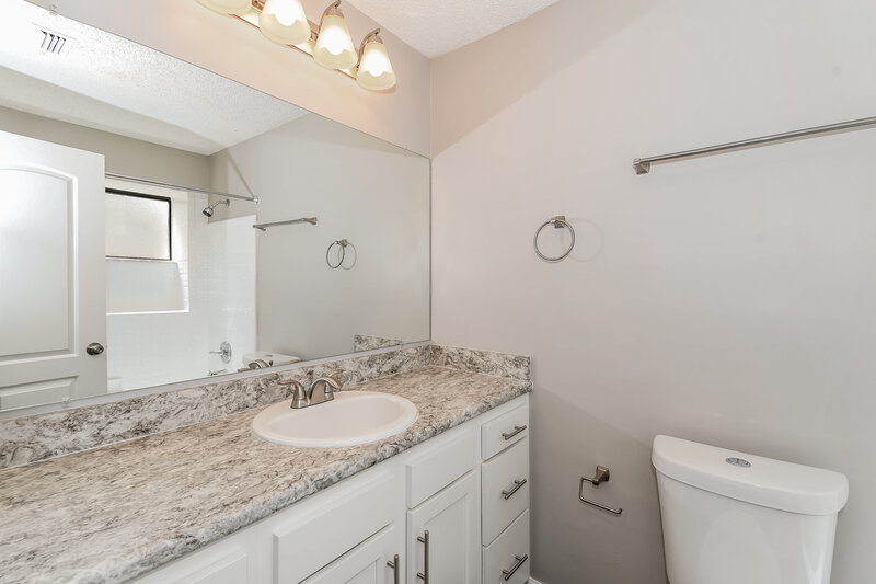 1,770/Mo, 10846 Naples Ct S Jacksonville, FL 32218 Main Bathroom View