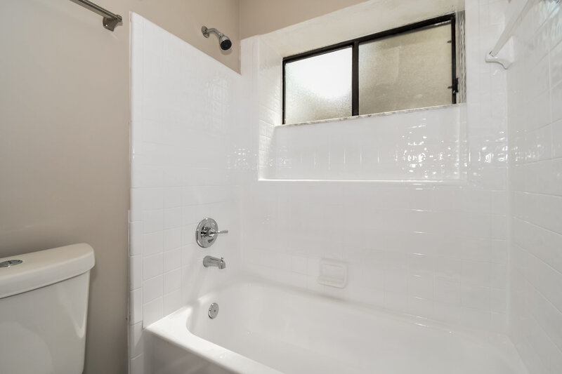1,770/Mo, 10846 Naples Ct S Jacksonville, FL 32218 Bathroom View 2