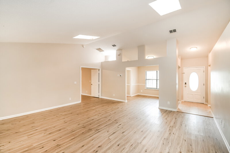 1,830/Mo, 7105 Fort Caroline Hills Dr Jacksonville, FL 32277 Living Room View 2