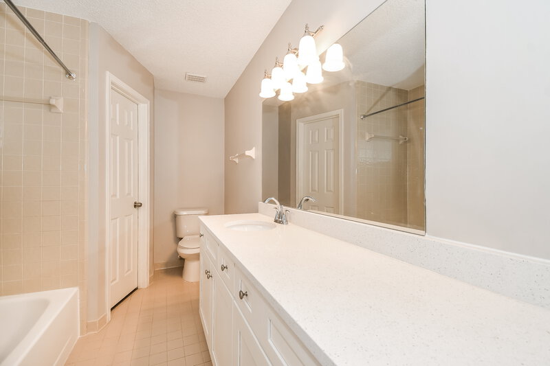 1,830/Mo, 7105 Fort Caroline Hills Dr Jacksonville, FL 32277 Main Bathroom View