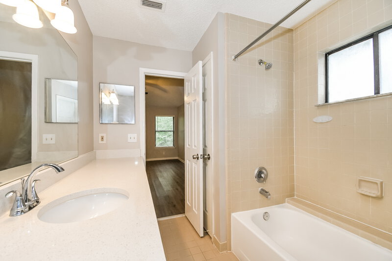 1,830/Mo, 7105 Fort Caroline Hills Dr Jacksonville, FL 32277 Main Bathroom View 2