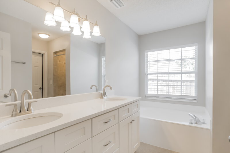 2,205/Mo, 5418 Cumberland Forest Ln Jacksonville, FL 32257 Main Bathroom View