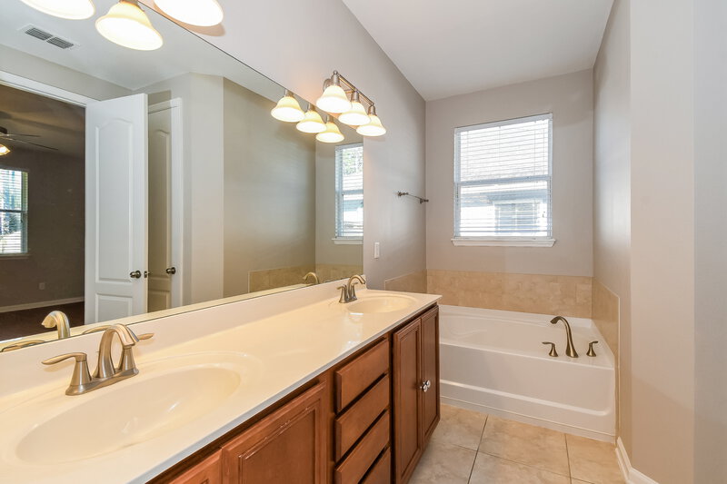 1,980/Mo, 4008 Ringneck Dr Jacksonville, FL 32226 Main Bathroom View