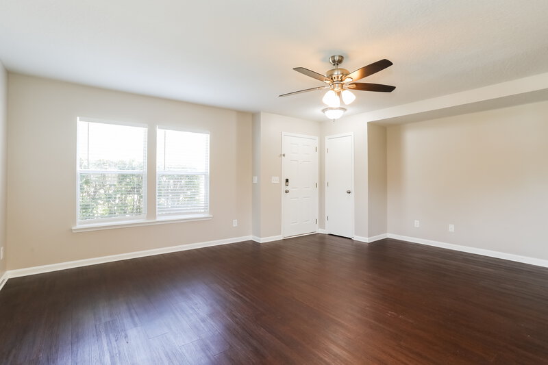 1,980/Mo, 1926 Old Moss Ln Middleburg, FL 32068 Living Room View