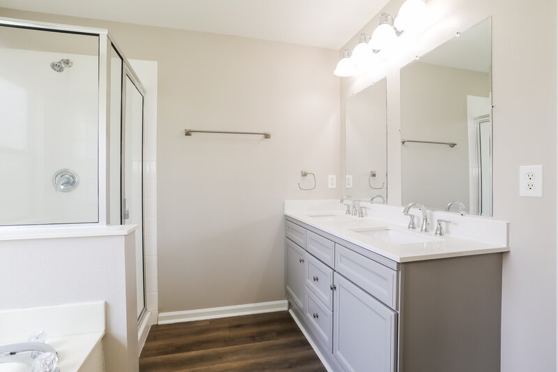 1,980/Mo, 1926 Old Moss Ln Middleburg, FL 32068 Main Bathroom View