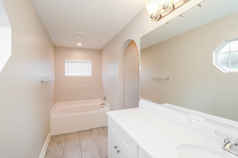 2,085/Mo, 4131 Half Moon Cir Middleburg, FL 32068 Main Bathroom View