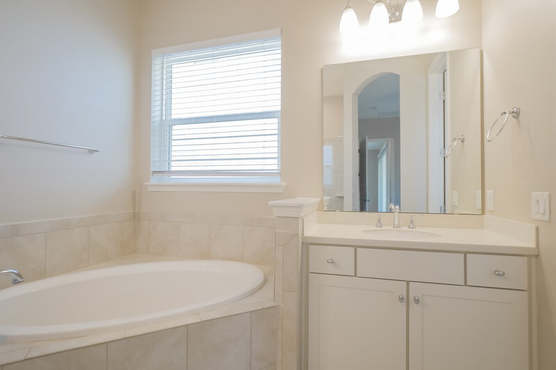 2,340/Mo, 182 Willow Lake Dr Saint Augustine, FL 32092 Main Bathroom View