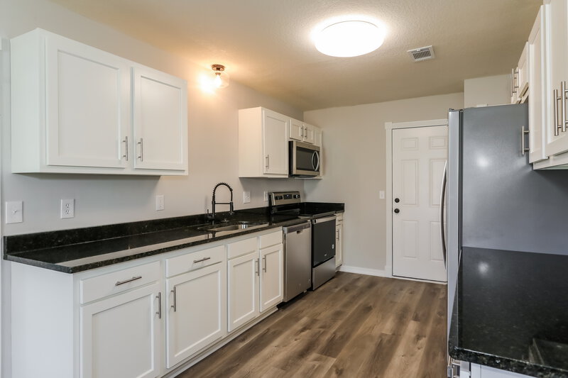 2,040/Mo, 818 Elmwood St Orange Park, FL 32065 Kitchen View 2