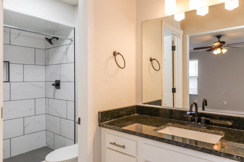 2,040/Mo, 818 Elmwood St Orange Park, FL 32065 Main Bathroom View