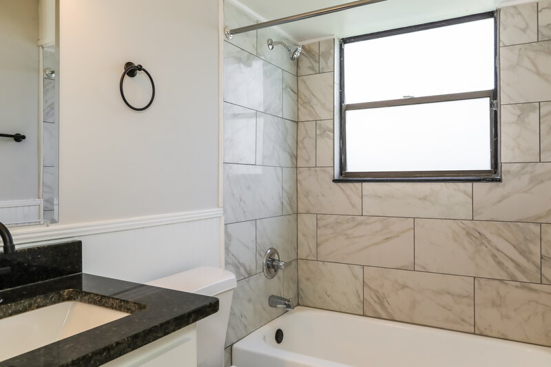 2,040/Mo, 818 Elmwood St Orange Park, FL 32065 Bathroom View