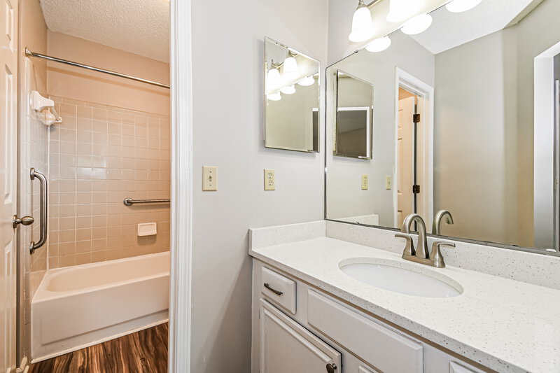 1,975/Mo, 8852 St Lucia Ct Jacksonville, FL 32256 Main Bathroom View