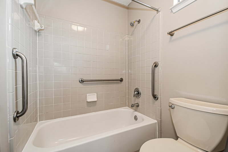 1,975/Mo, 8852 St Lucia Ct Jacksonville, FL 32256 Bathroom View