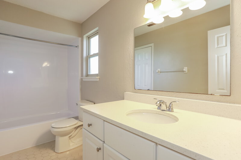 2,245/Mo, 10576 Inverness Dr Jacksonville, FL 32257 Main Bathroom View