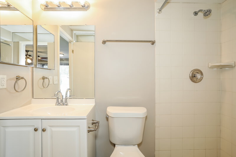 1,965/Mo, 10324 Arrow Forest Ct Jacksonville, FL 32257 Main Bathroom View