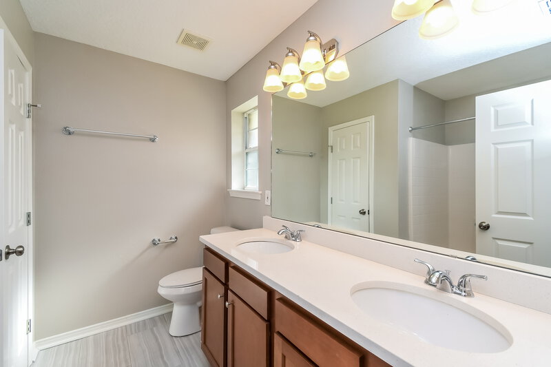 1,870/Mo, 10435 McGirts Creek Dr Jacksonville, FL 32221 Main Bathroom View